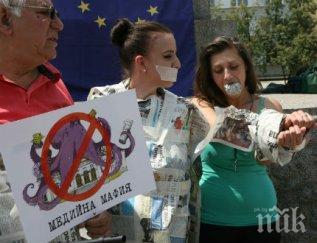 десетина души протестираха задкулисните връзки медии бизнес политика