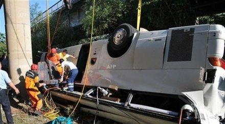 девет души загинаха тежка катастрофа два автобуса германия