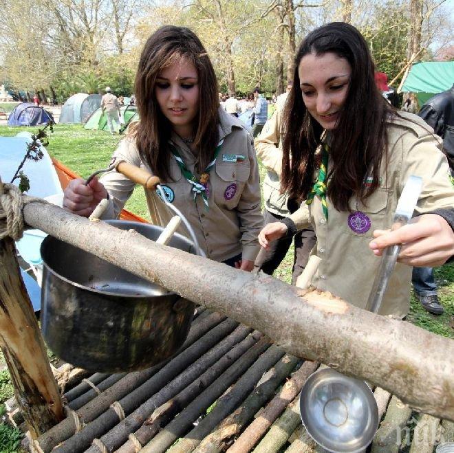 Показват на ученици как се устройва бивак
