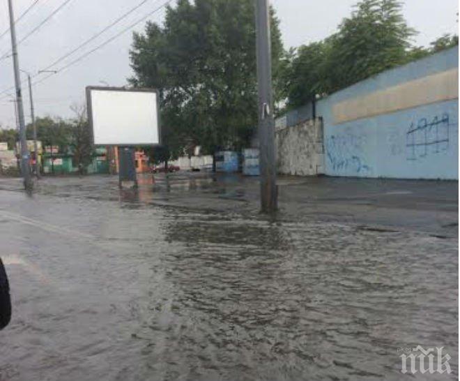 Дъждът удави Варна и Бургас - ето как изглеждат след обилния порой! (снимки)