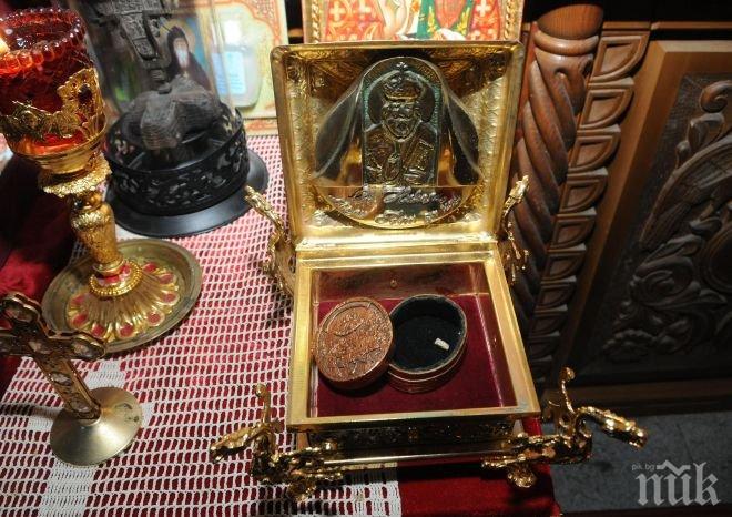 В Черноморец пристигнаха още мощи на Св. Николай
