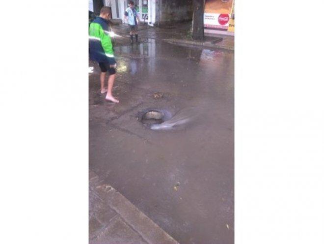 Варненци в ужас! Мистериозна дупка зейна до ОМВ-то на гарата (снимки)