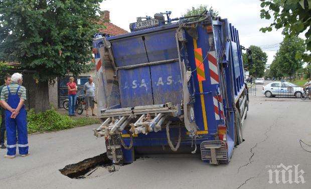 Улична дупка погълна цял камион
