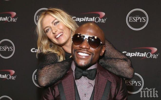 Шарапова с ново шоу! Търси къде се е скрил известен боксьор на официална церемония (снимки + видео)