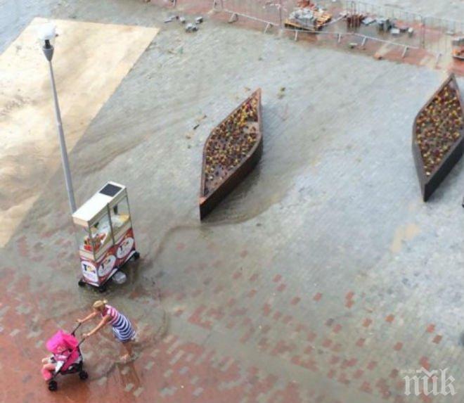 Кафява река потече по улиците на Варна след пороя (видео)