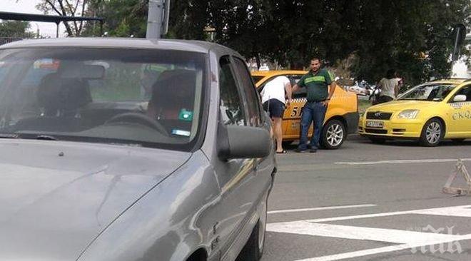 Такси и опел се удариха на оживена бургаска улица