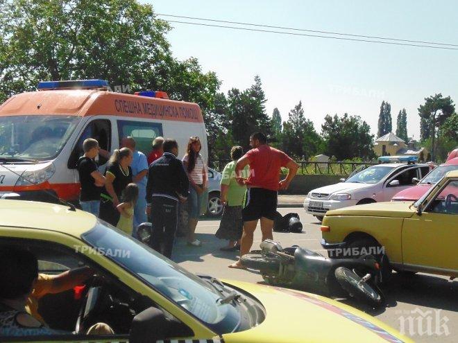 „Вартбург“ блъсна моторист във Враца (снимки)