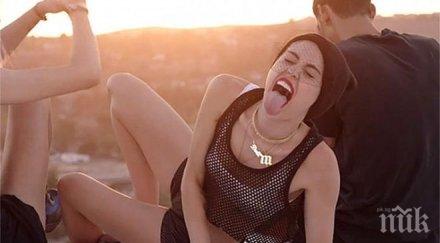 майли сайръс снима гола пустинята снимка