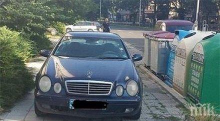 хитро паркиране хем забранено хем невъзможно паяка снимка