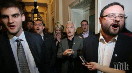 депутатите атака пристигат парламента гласуват оставката орешарски