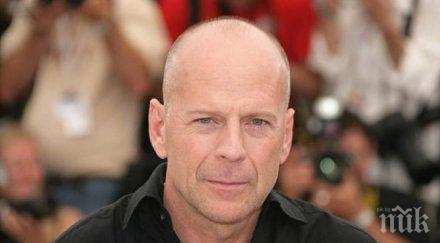 брус уилис става дядо