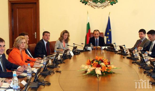 Министерският съвет не взе решение за оставка, загадка е кога Орешарски ще я депозира в парламента