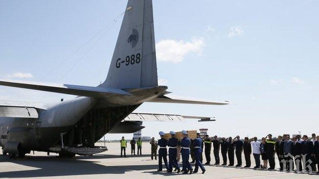 Холандия посрещна тленните останки на жертвите на Боинг 777