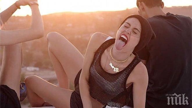 Майли Сайръс се снима гола в пустинята (Снимка)