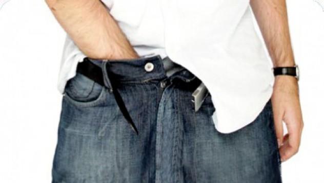 Перверзник налетя на продавачи на картички във Варна, опипа ги