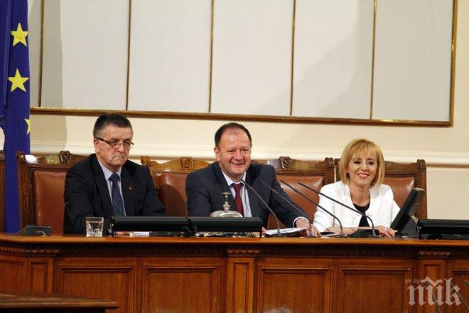 Орешарски и правителството влязоха в парламента! Мая поздрави министрите, Бойко им се смее (обновена)