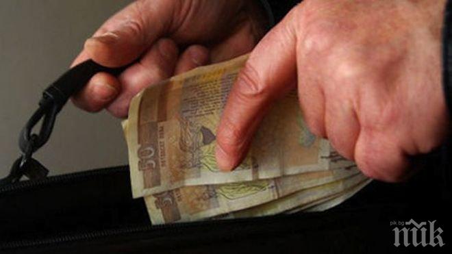 Столична общинарка източила 200 бона от осигуровки