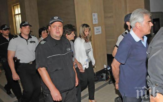 Съпругът на обвинена служителка в КТБ: Търси се изкупителна жертва

