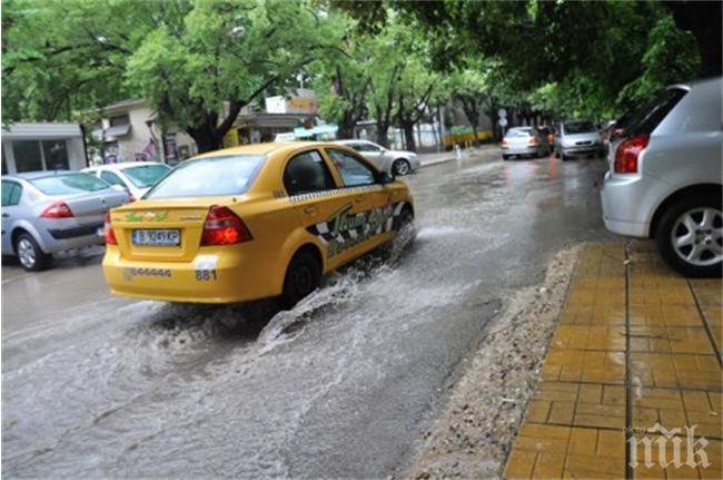 Проливен дъжд с гръмотевици се сипе над Сливен