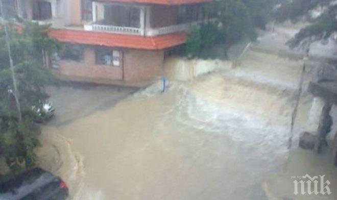 Водният ад продължава: Наводни се сградата на полицията в Девин
