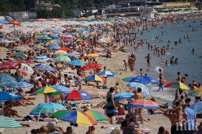 Докато над страната вали порой, плажът във Варна гъмжи от летовници (снимки)
