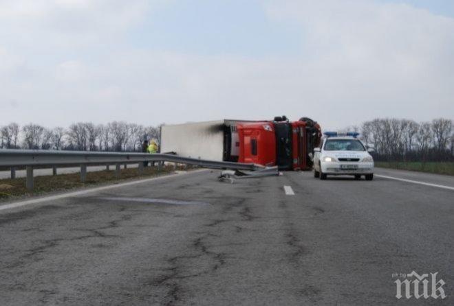 Камион с огледала се преобърна, счупените стъкла затвориха пътя Велико Търново - София