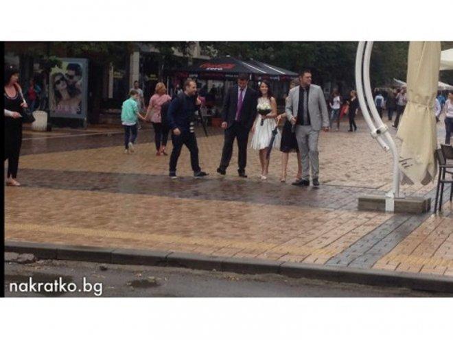 Любов! Двойка се ожени в големия порой в столицата (снимки)