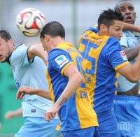 Станислав Манолев отнася шамари в Динамо (Москва)