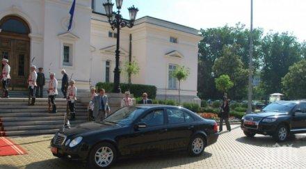 загражденията около парламента остават