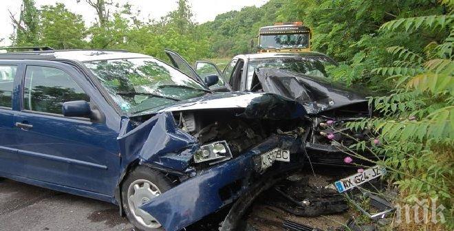 Две коли се удариха челно край Благоевград, няма пострадали
