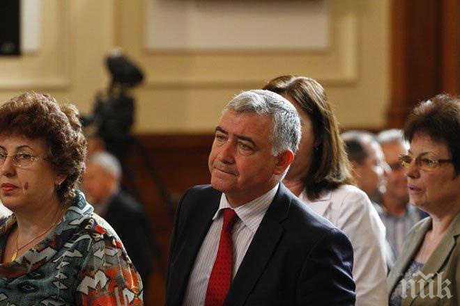 В БСП съвсем изтрещяха - ГЕРБ и ДПС искали да направят ново правителство в този парламент, а Плевнелиев им бабувал