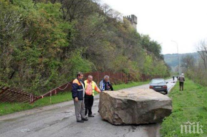 3-тонна скала падна върху къща в Кричим