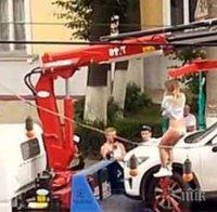 Секси мадама направи стриптийз, за да отърве колата си от паяк (видео)