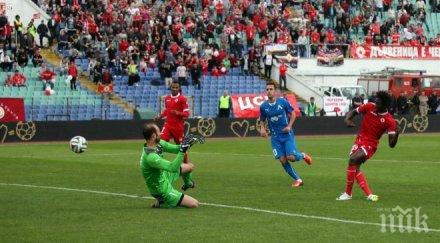 вижте представлява каската полицай уцелен бомба вечното дерби снимка