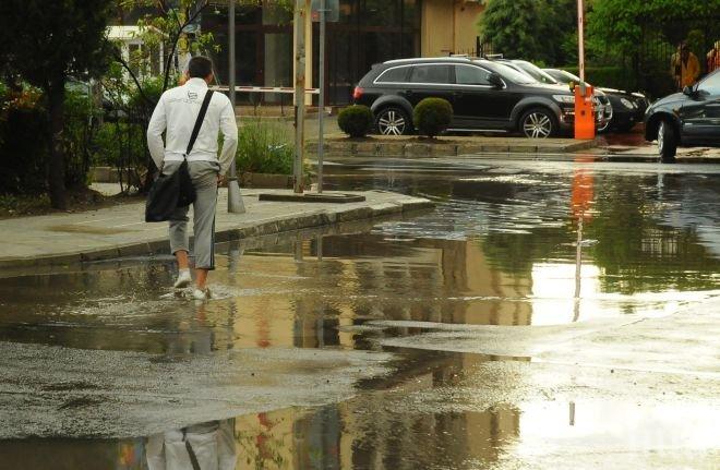 Пороят наводнил къщи в Карловско