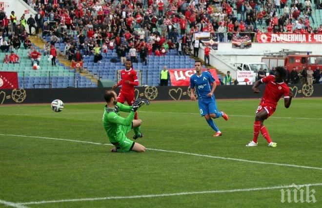 Вижте какво представлява каската на полицай, уцелен с бомба на вечното дерби (снимка)