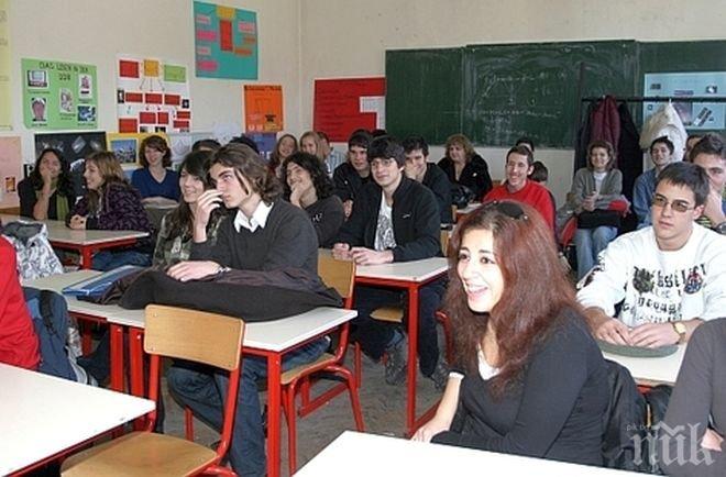 Съкращават коледната ваканция на учениците
