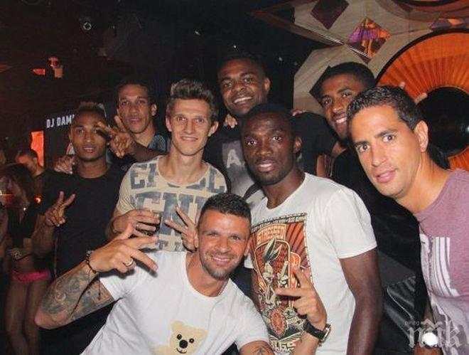 Победителите от ЦСКА поляха успеха над Левски в чалга заведение (снимки)