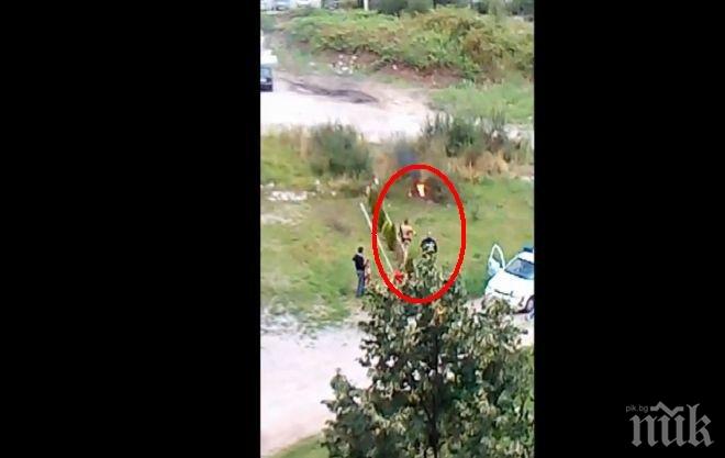 Шок! Вижте как полицай прави път към огъня на самозапалилия се в София младеж, вместо да го спре! (видео)