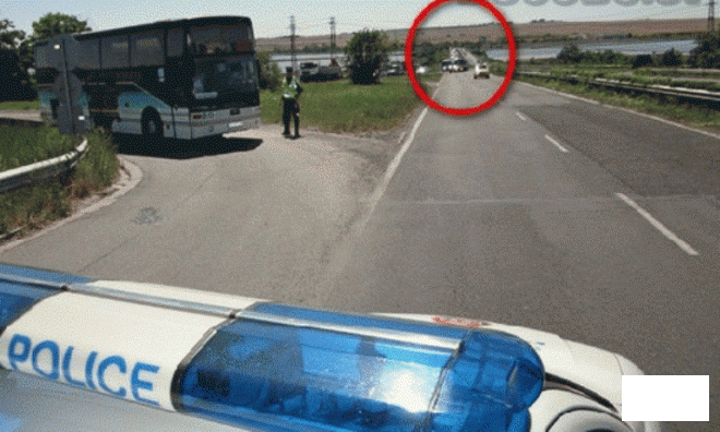 Катастрофа край Сарафово затвори пътя за Слънчев бряг, стотици коли в капан (снимка)