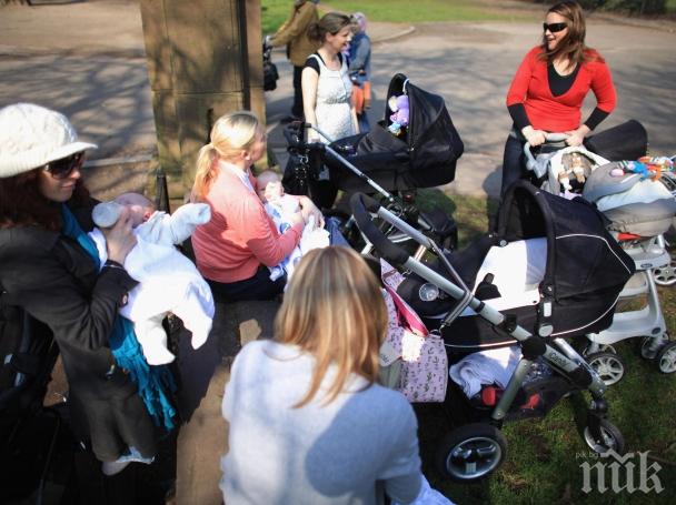 Майки протестират заради забавени детски надбавки