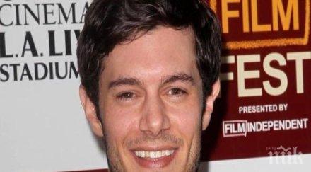 адам броуди става баща