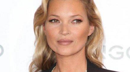 кейт мос пристигна пияна летище качи без билет самолет