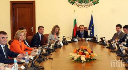 правителството оставка заседава одобряват допълнителни разходи