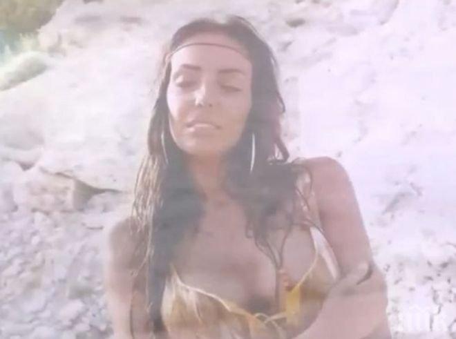 Николета Лозанова подлуди феновете си - показа чисто голите си силиконови гърди (снимки 18+)