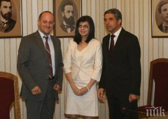 Президентът днес ще се консултира с Реформаторите, утре - със синдикати и работодатели