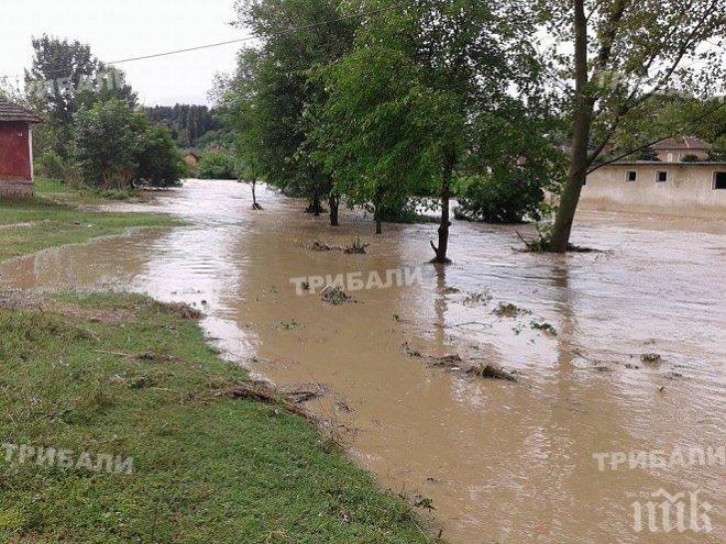 Повече от 80 души са блокирани в селата Дедево и Равнища
