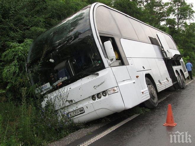 Автобус с 40 пътници катастрофира край Казанлък