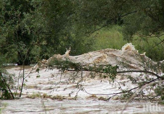 Очевидци на водния ад в Мизия: Кметът беше пиян на центъра на града, а хората умират под водата! (обновена)