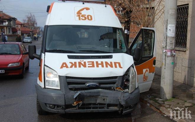 Пловдивчанин се блъсна с мотор в електрически стълб